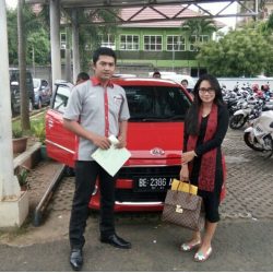 Foto Penyerahan Unit 1 Sales Marketing Dealer Mobil Daihatsu Lampung Ketut