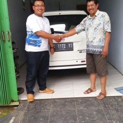 Foto Penyerahan Unit 1 Sales Marketing Mobil Dealer Daihatsu Hamdan