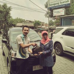 Foto Penyerahan Unit 1 Sales Marketing Mobil Dealer Daihatsu Jawa Tengah Andi