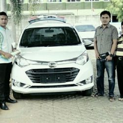 Foto Penyerahan Unit 2 Sales Marketing Dealer Mobil Daihatsu Lampung Ketut