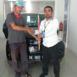 Foto Penyerahan Unit 2 Sales Marketing Mobil Dealer Daihatsu Medan Pematang Siantar Subrata