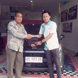 Foto Penyerahan Unit 3 Sales Marketing Mobil Dealer Daihatsu Jawa Tengah Andi