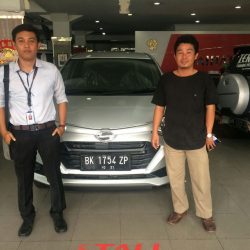 Foto Penyerahan Unit 3 Sales Marketing Mobil Dealer Daihatsu Medan Saulus