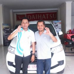 Foto Penyerahan Unit 4 Sales Marketing Mobil Dealer Daihatsu Jawa Tengah Andi