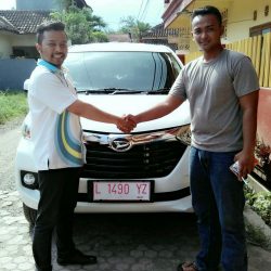 Foto Penyerahan Unit 4 Sales Marketing Mobil Dealer Daihatsu Jember Helmi