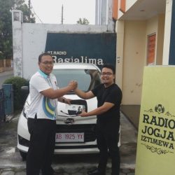 Foto Penyerahan Unit 1 Sales Marketing Mobil Dealer Daihatsu Bantul Gunung Kidul Aria