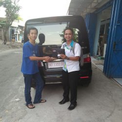 Foto Penyerahan Unit 1 Sales Marketing Mobil Dealer Daihatsu Mahfud