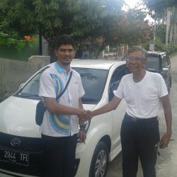 Foto Penyerahan Unit 1 Sales Marketing Mobil Dealer Daihatsu Narogong Riza