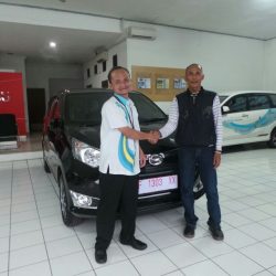 Foto Penyerahan Unit 1 Sales Marketing Mobil Dealer Daihatsu Sukabumi Asep