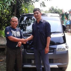 Foto Penyerahan Unit 2 Sales Marketing Mobil Dealer Daihatsu Bekasi Riza