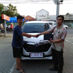 Foto Penyerahan Unit 2 Sales Marketing Mobil Dealer Daihatsu Charles