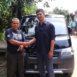 Foto Penyerahan Unit 2 Sales Marketing Mobil Dealer Daihatsu Narogong Riza