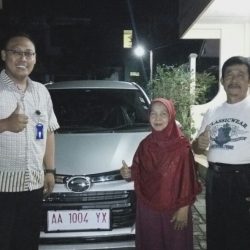 Foto Penyerahan Unit 3 Sales Marketing Mobil Dealer Daihatsu Bantul Gunung Kidul Aria