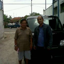Foto Penyerahan Unit 3 Sales Marketing Mobil Dealer Daihatsu Cirebon Harry
