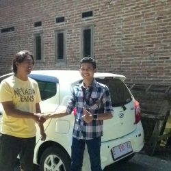 Foto Penyerahan Unit 3 Sales Marketing Mobil Dealer Daihatsu Indramayu Hendi