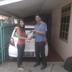 Foto Penyerahan Unit 4 Sales Marketing Mobil Dealer Daihatsu Bekasi Riza