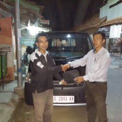 Foto Penyerahan Unit 4 Sales Marketing Mobil Dealer Daihatsu Charles
