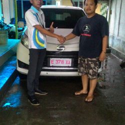 Foto Penyerahan Unit 4 Sales Marketing Mobil Dealer Daihatsu Indramayu Hendi