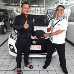 Foto Penyerahan Unit 5 Sales Marketing Mobil Dealer Daihatsu Mahfud
