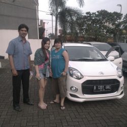 Foto Penyerahan Unit 7 Sales Marketing Mobil Dealer Daihatsu Narogong Riza